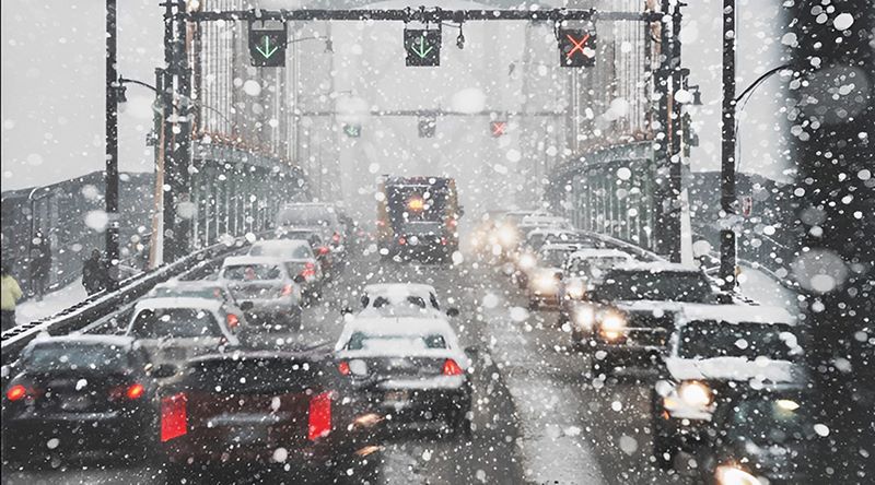 雨雪天氣提前降速行駛